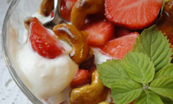 jogurt-s-klubnikoj-i-orehami