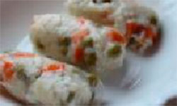 Рисовые рулетики с горошком и морковью