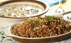 Гречка с грибами, луком и травами в мультиварке