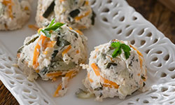 Куриные колобки с овощной стружкой
