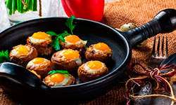 Шампиньоны с перепелиными яйцами