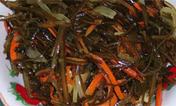 Салат с морской капустой, морковью и яблоками