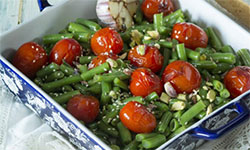 Фасоль зеленая с черри, чесноком и фисташками.